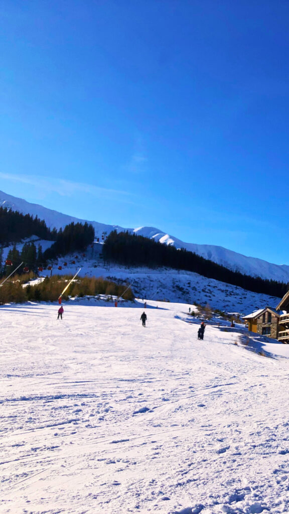 Zimná lyžovačka v Jasnej, zjazdovka Brhliská - Otupné, na ktorú sa na lyžiach dostanete priamo od dverí Chaletu